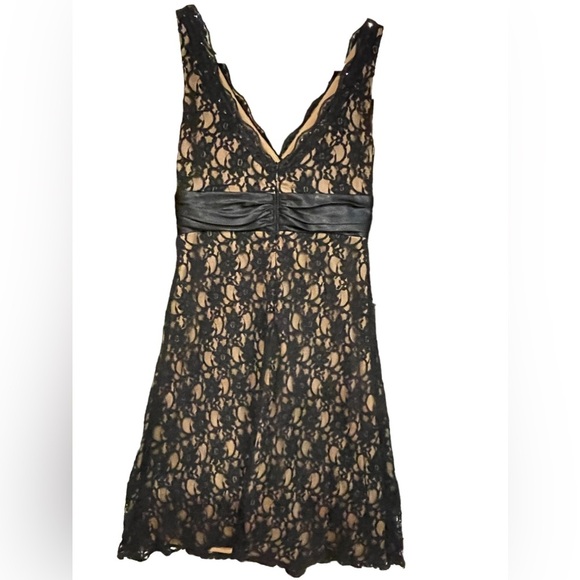 🔥🖤Beautiful, rich black lace dress w/ nude lining. Perfect little black dress! - Picture 4 of 4